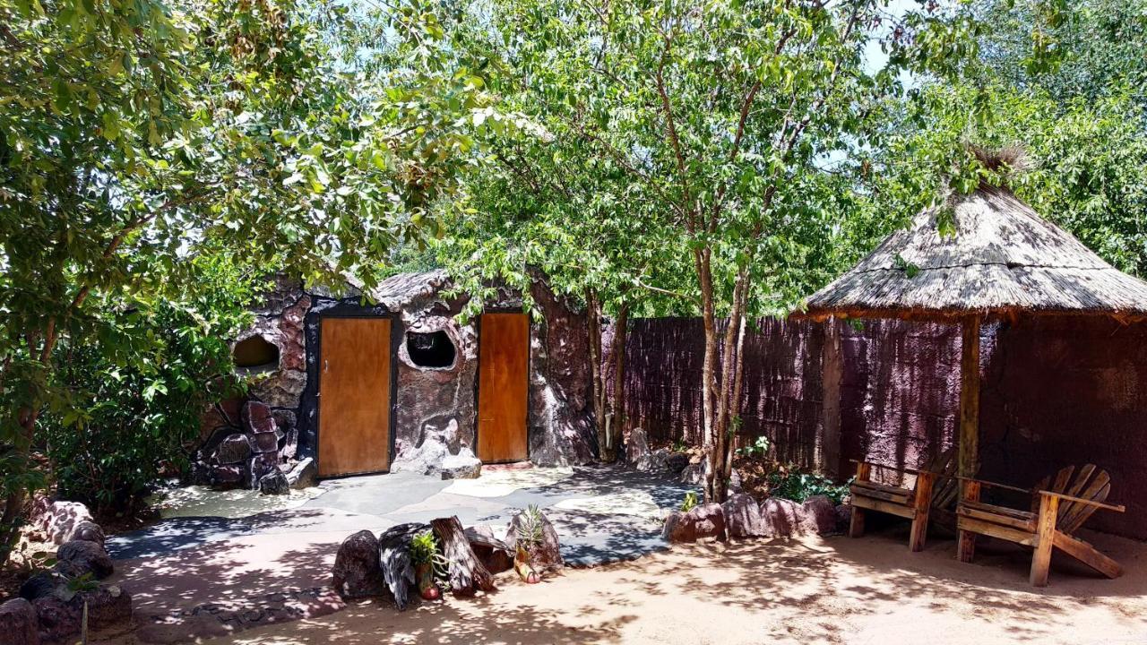 Elephant Trail Guesthouse And Backpackers Kasane Luaran gambar